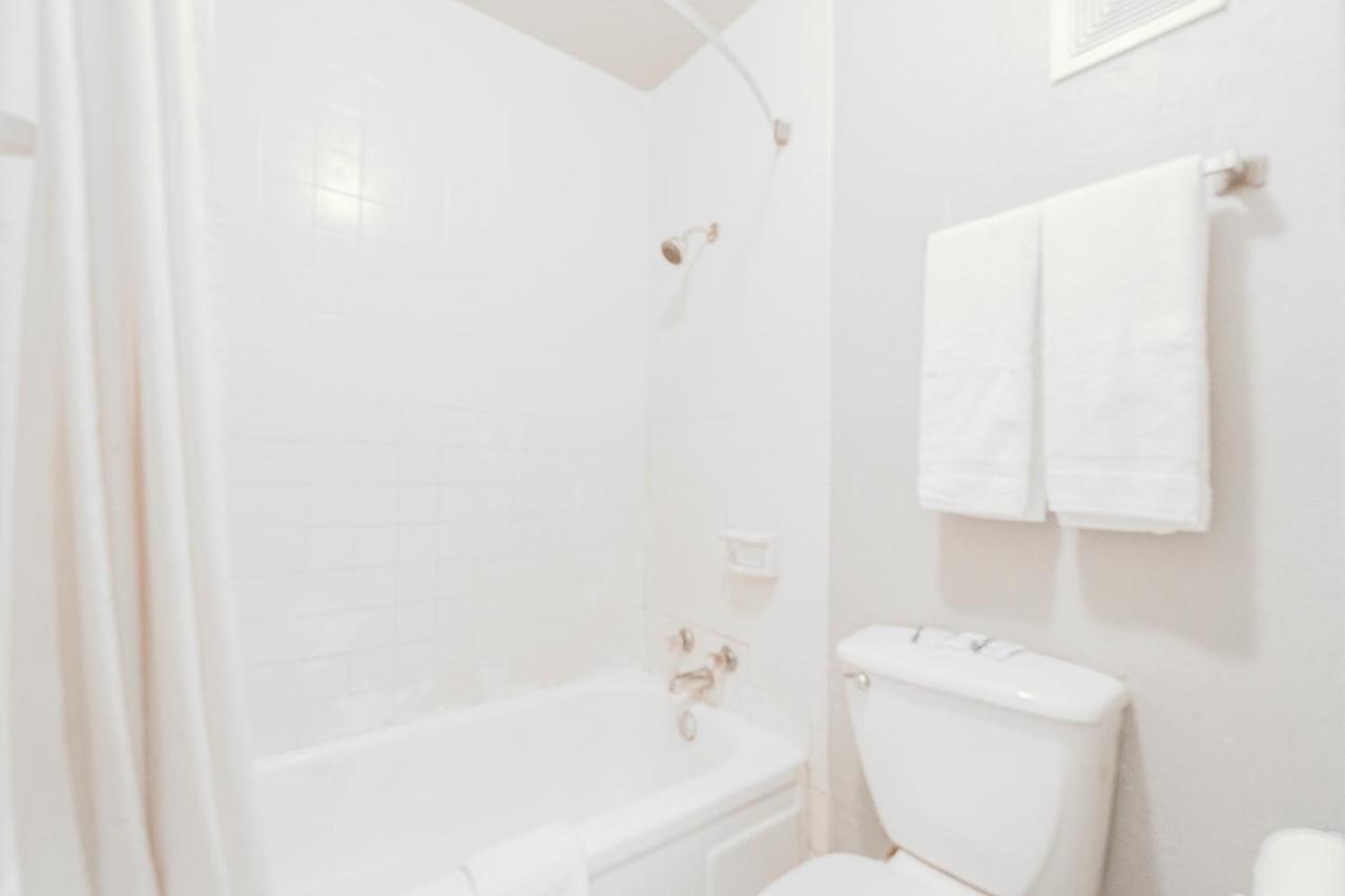 | Castle Inn & Suites