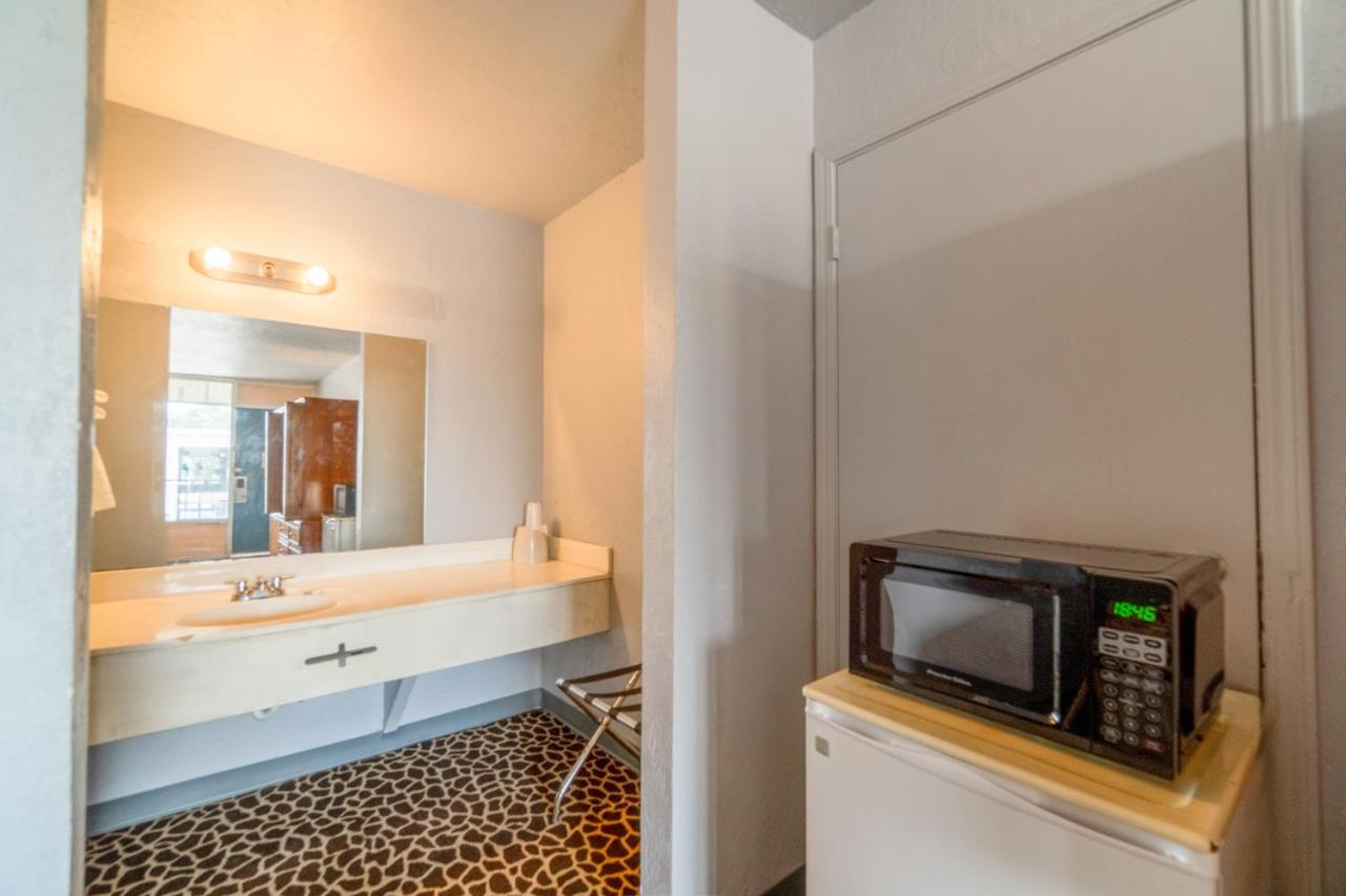| Castle Inn & Suites