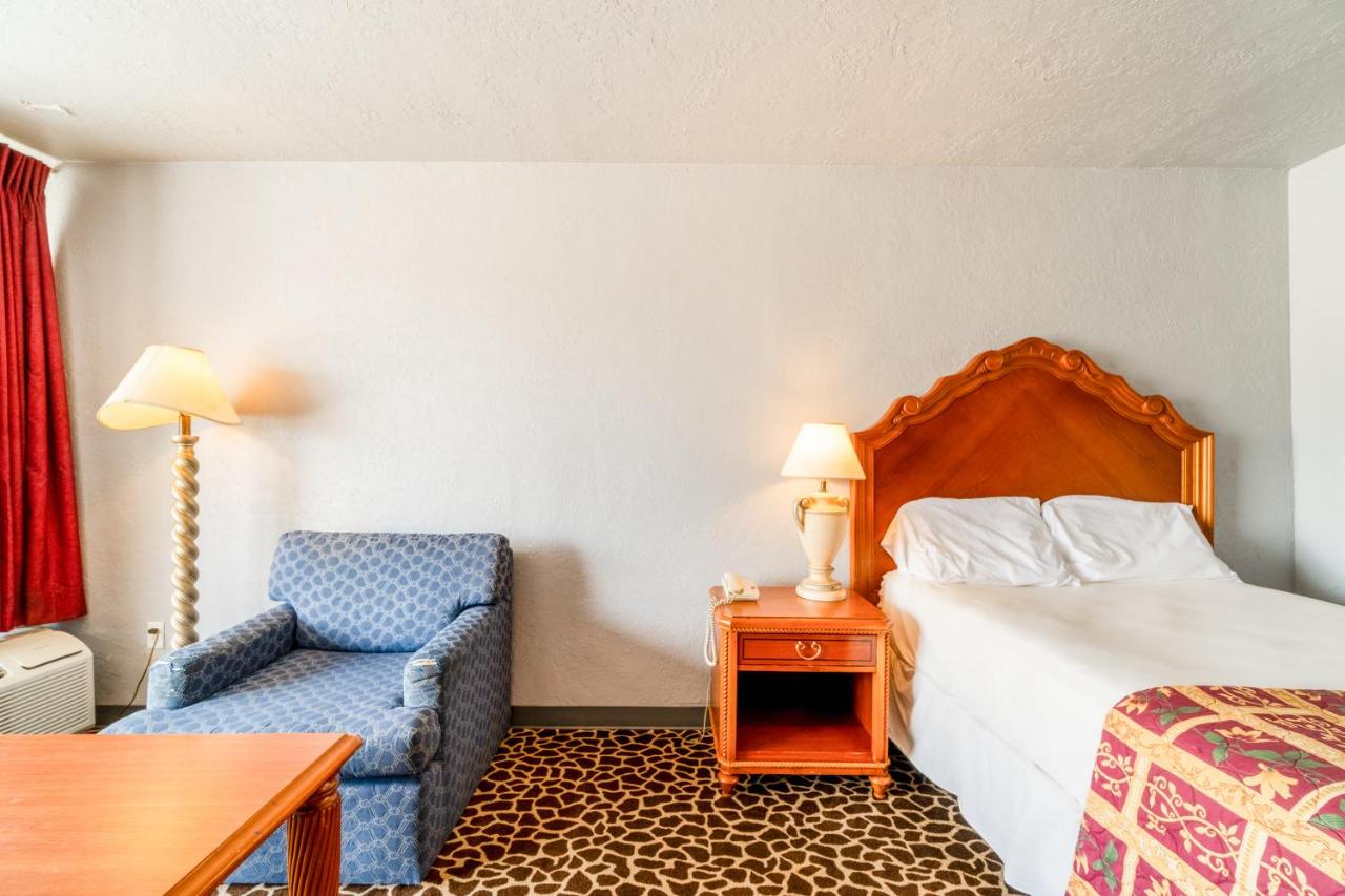 Deluxe Double Room at Castle Inn & Suites by OYO Lawton