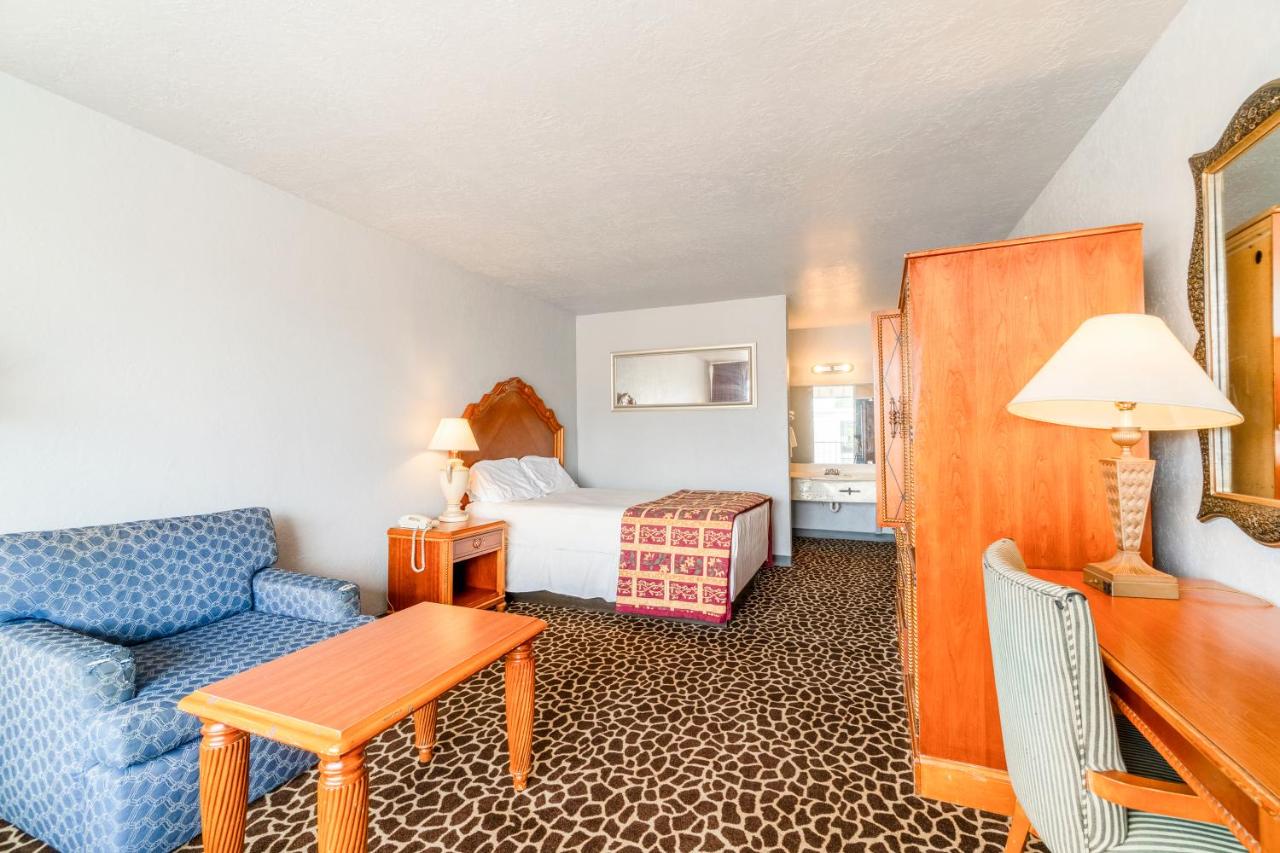 | Castle Inn & Suites