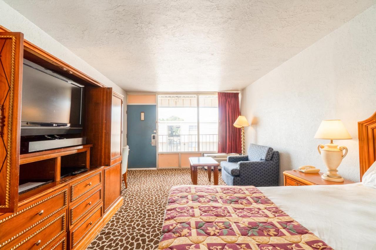 Deluxe Double Room at Castle Inn & Suites by OYO Lawton