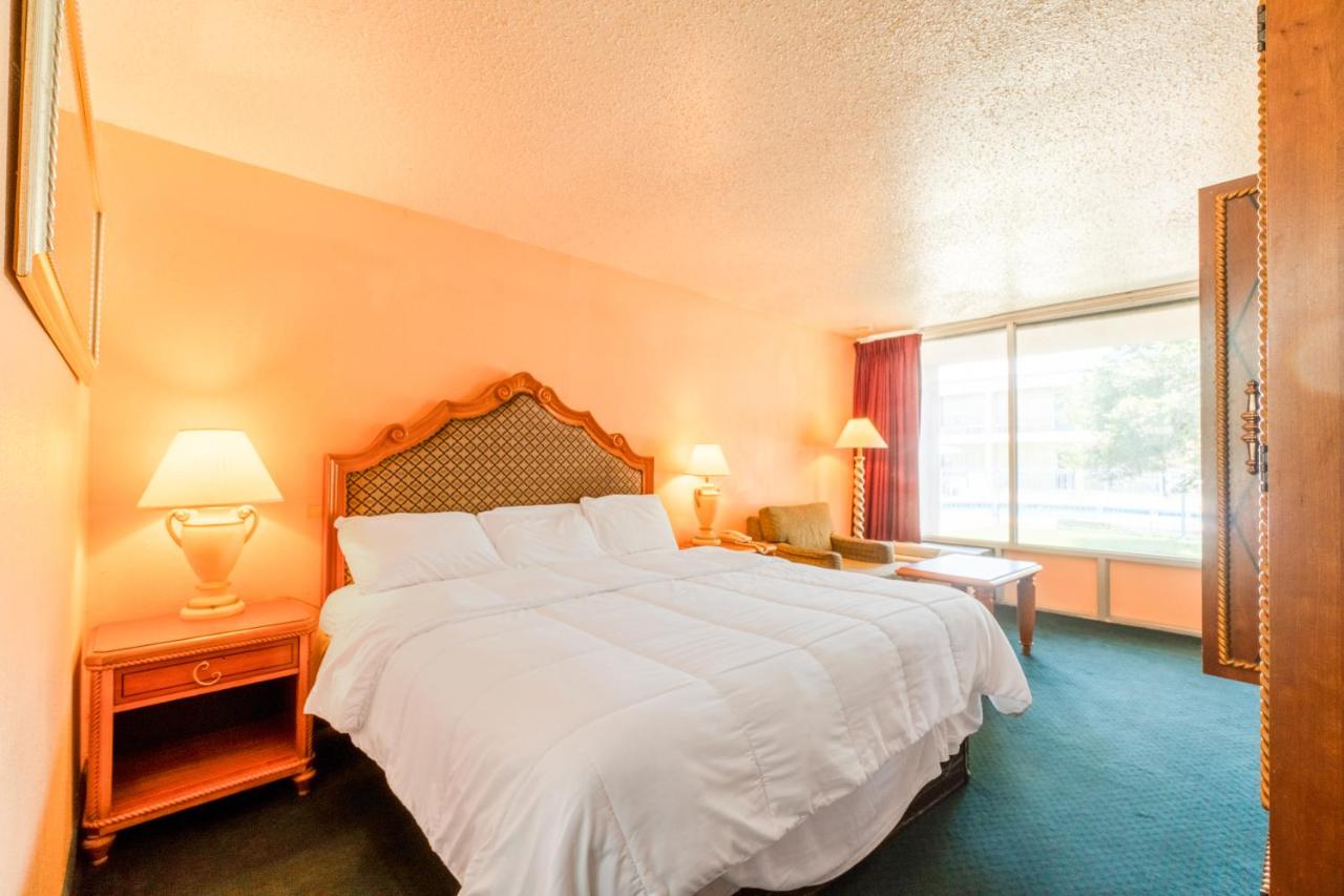 | Castle Inn & Suites