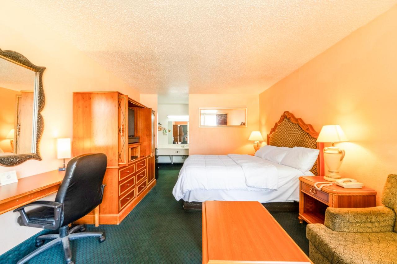 | Castle Inn & Suites