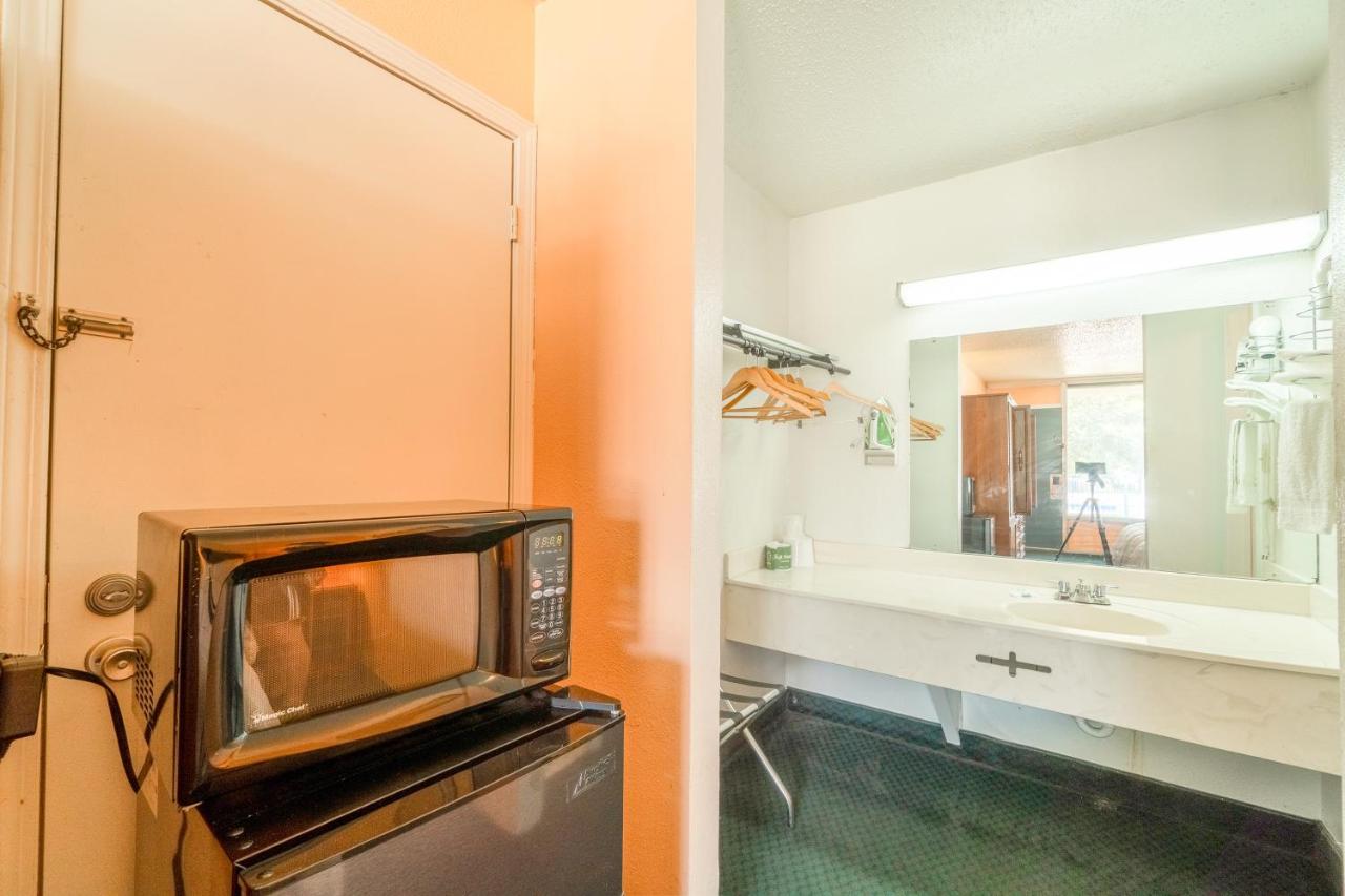 | Castle Inn & Suites