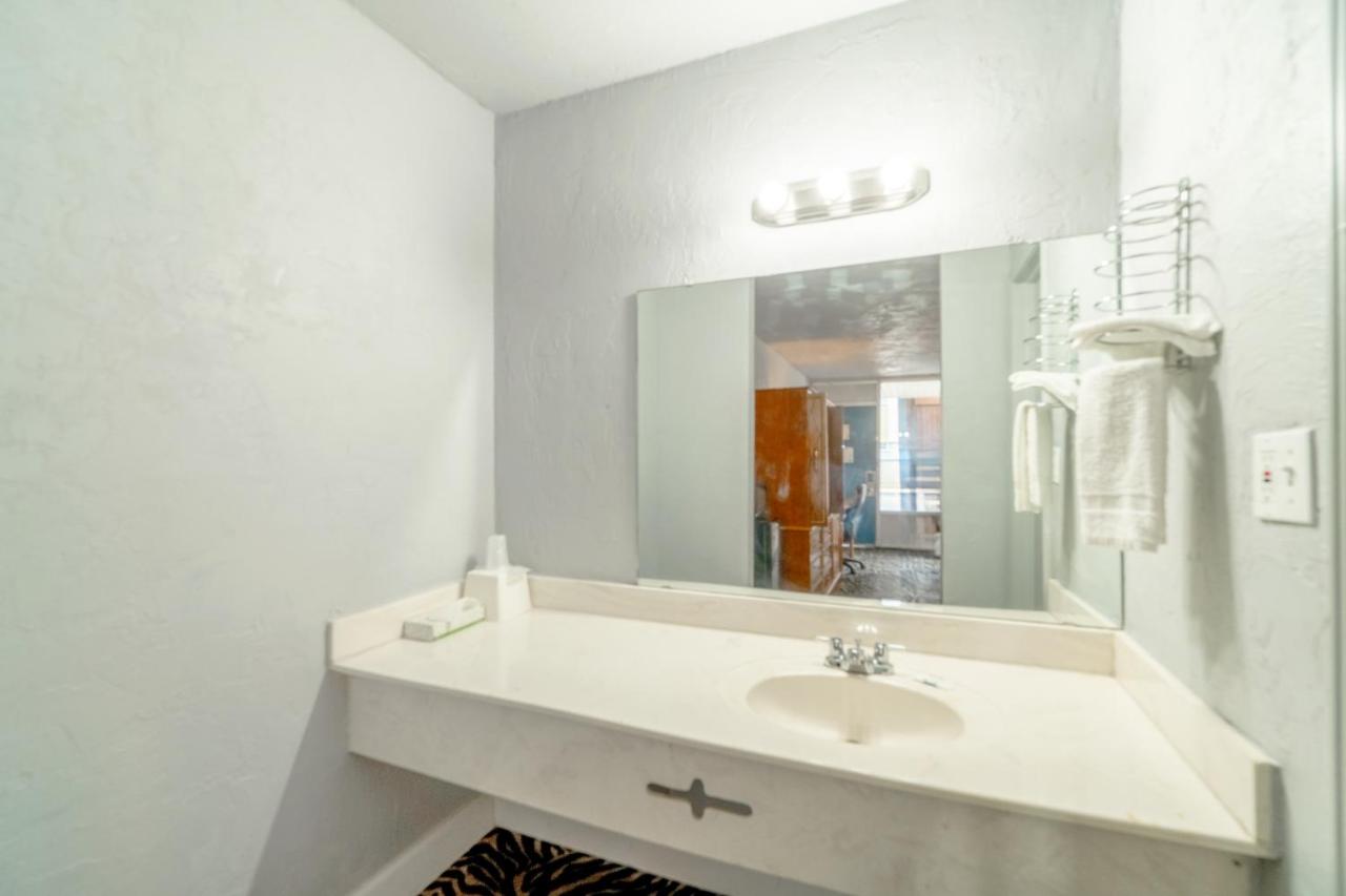 | Castle Inn & Suites