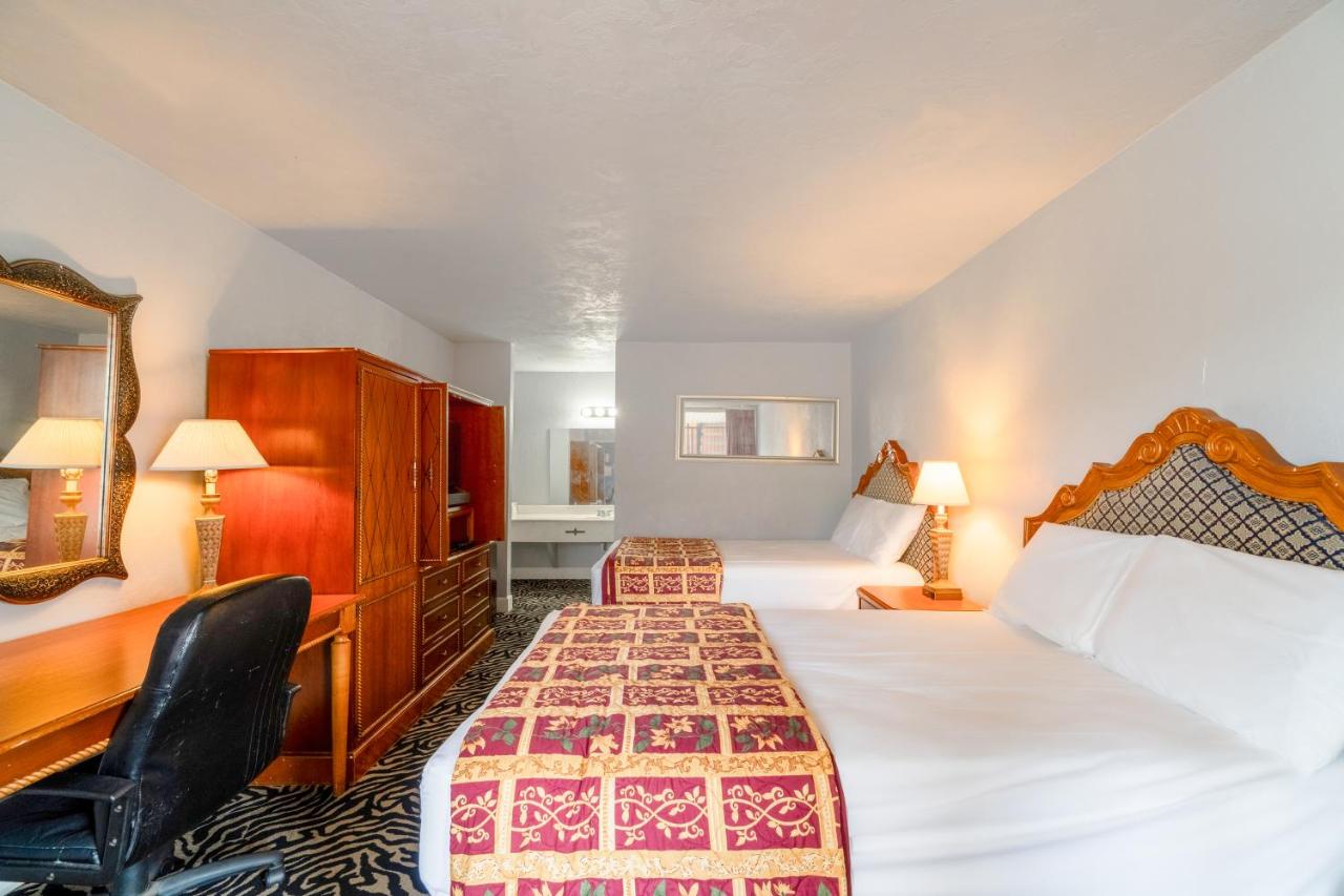 | Castle Inn & Suites