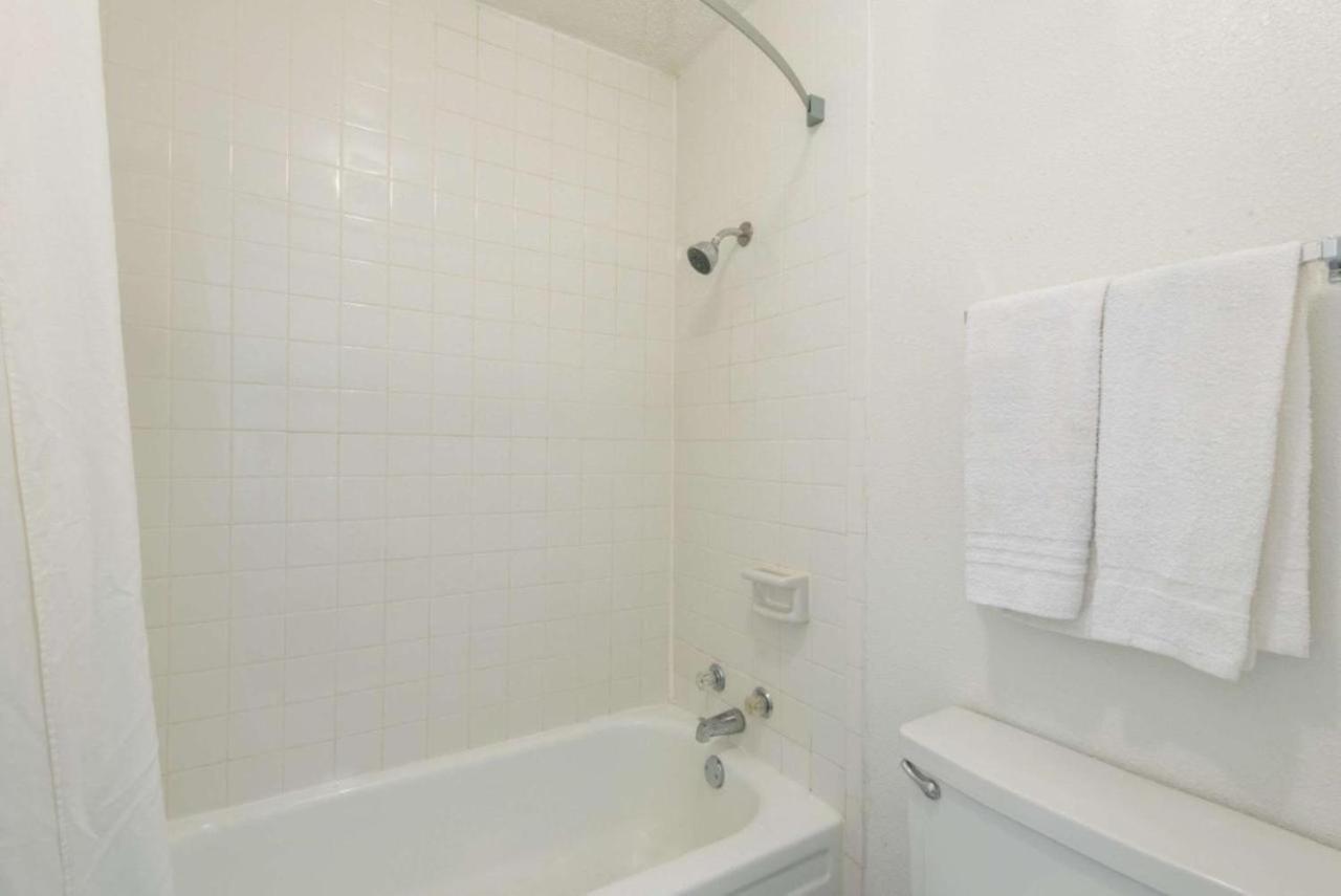 | Castle Inn & Suites