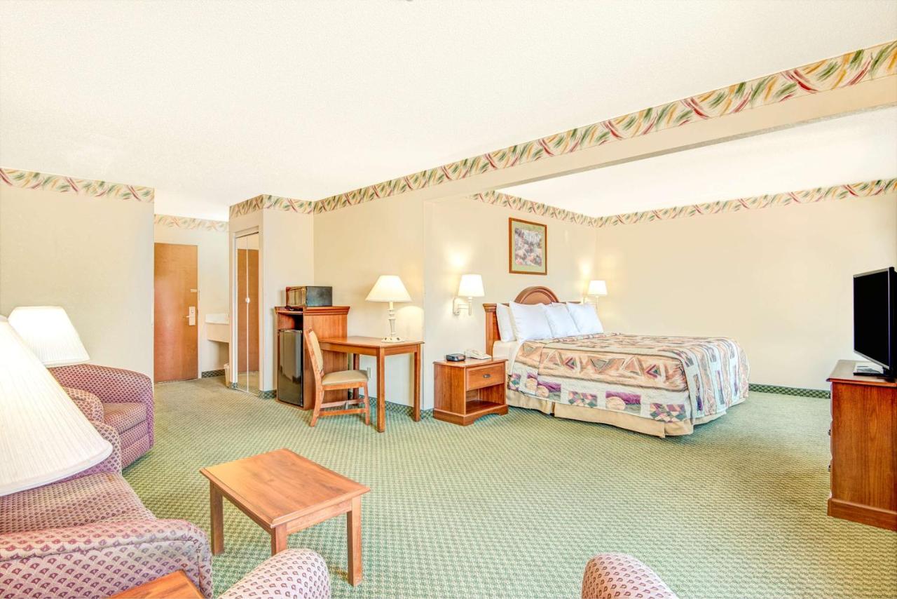 King Studio - Non-Smoking at Days Inn by Wyndham Louisburg