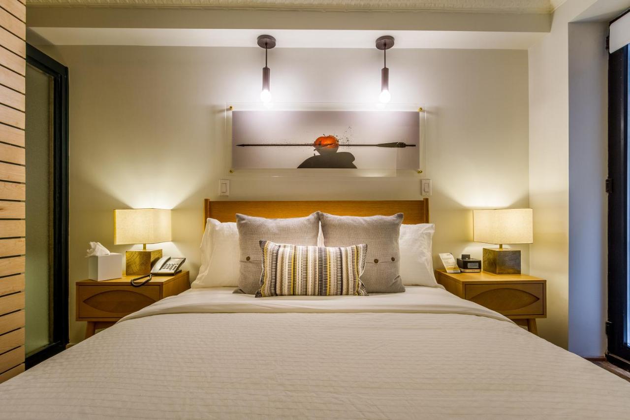 Deluxe Queen Suite with Patio and Kitchenette at Franklin Guesthouse