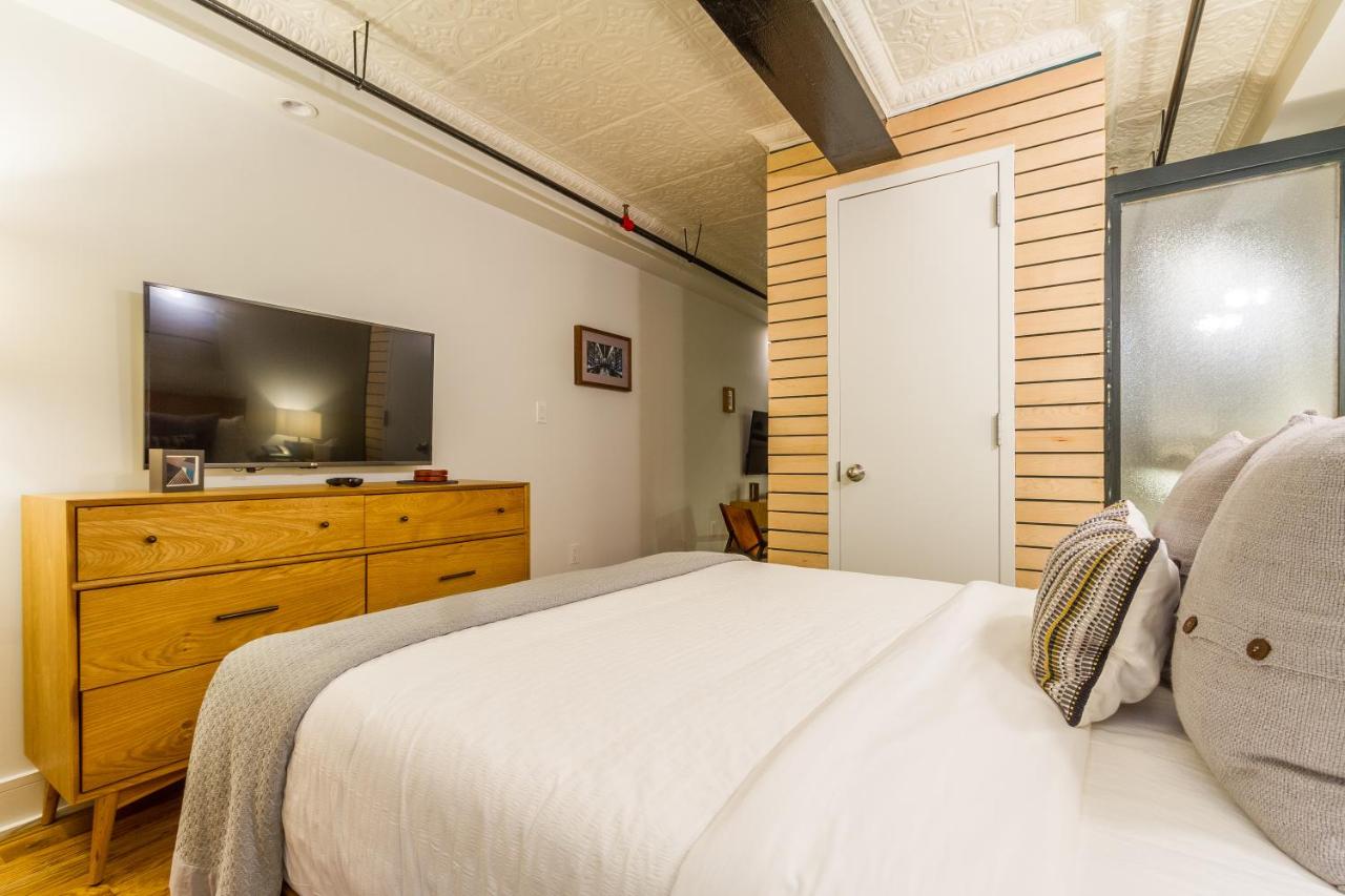 Deluxe Queen Suite with Patio and Kitchenette at Franklin Guesthouse