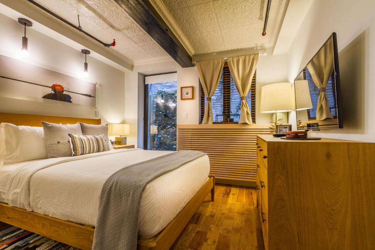 Deluxe Queen Suite with Patio and Kitchenette at Franklin Guesthouse
