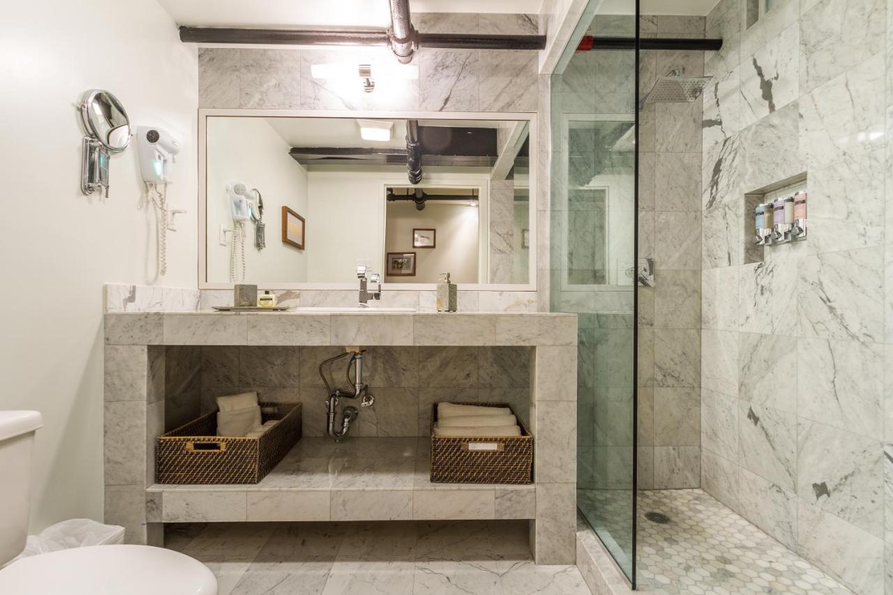 Deluxe Queen Suite with Patio and Kitchenette at Franklin Guesthouse