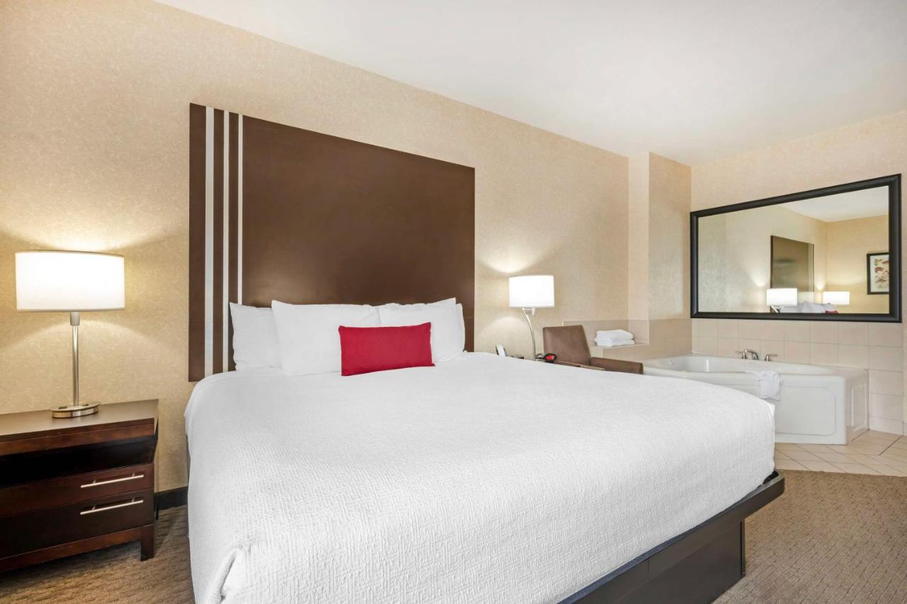 King Room with Spa Bath - Non Smoking at Best Western Plus Howe Inn