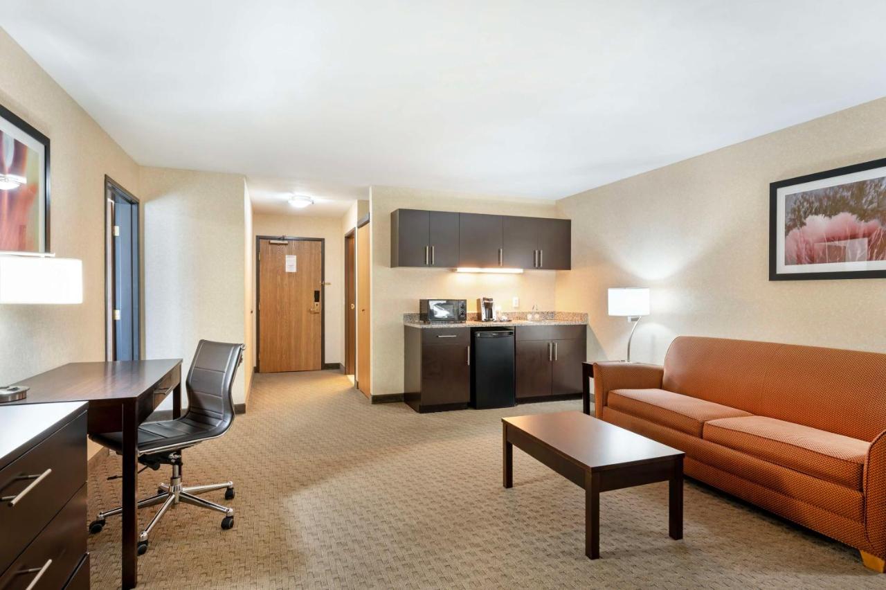 Family Suite with Two Queen Beds with Kitchenette - Non smoking at Best Western Plus Howe Inn