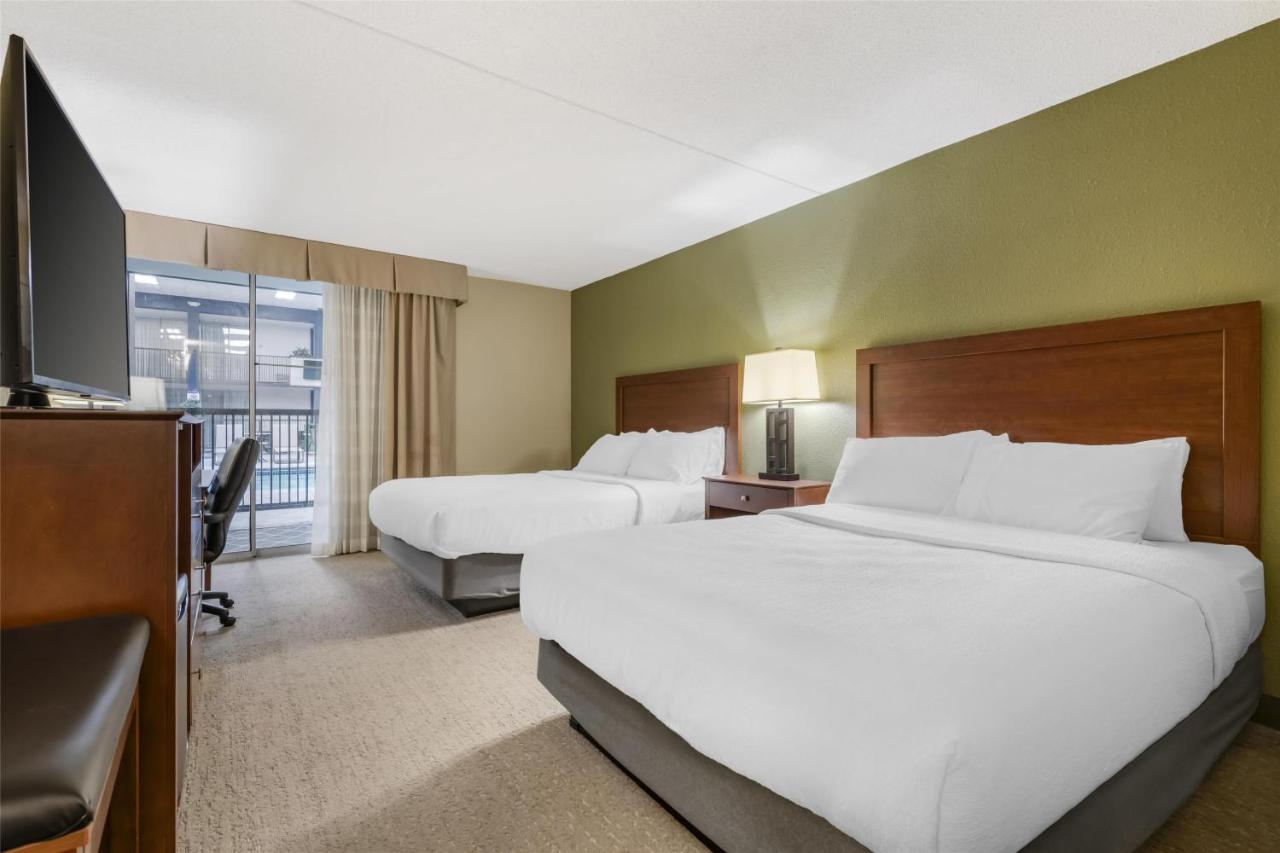 Queen Room with Two Queen Beds/Poolside at Best Western Fairmont