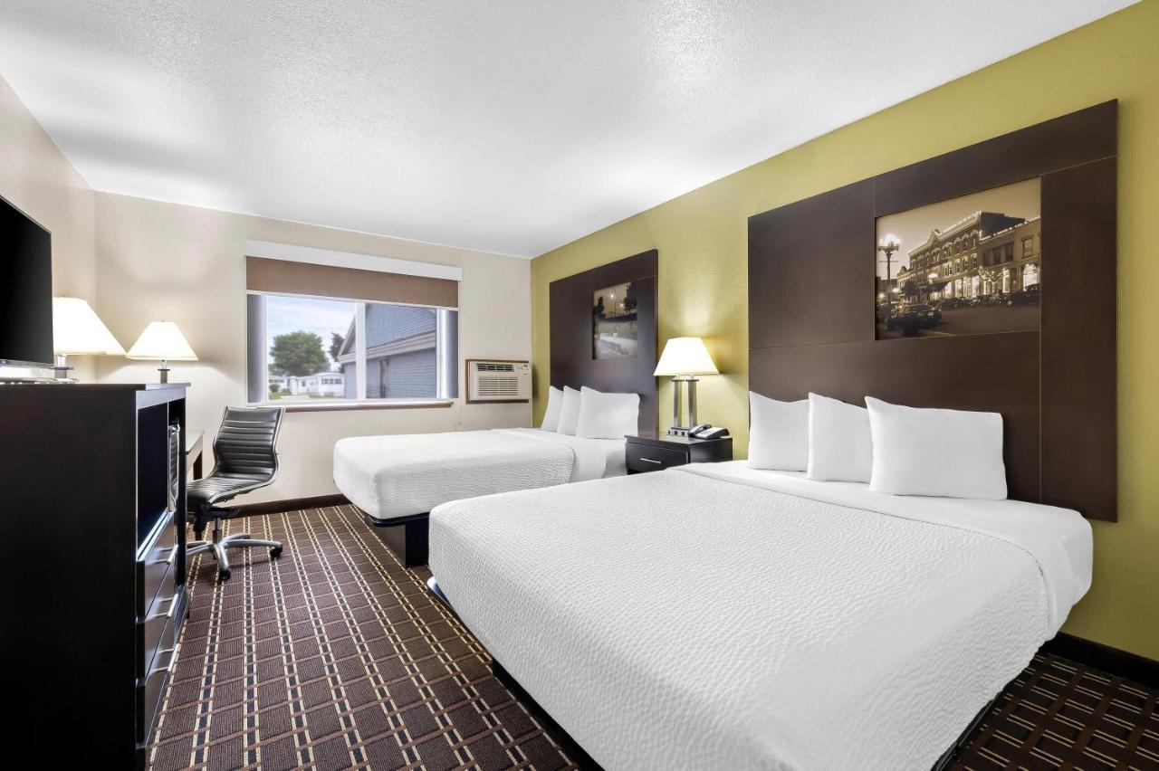 Queen Room - Disability Access/Non-Smoking at Super 8 by Wyndham La Crosse