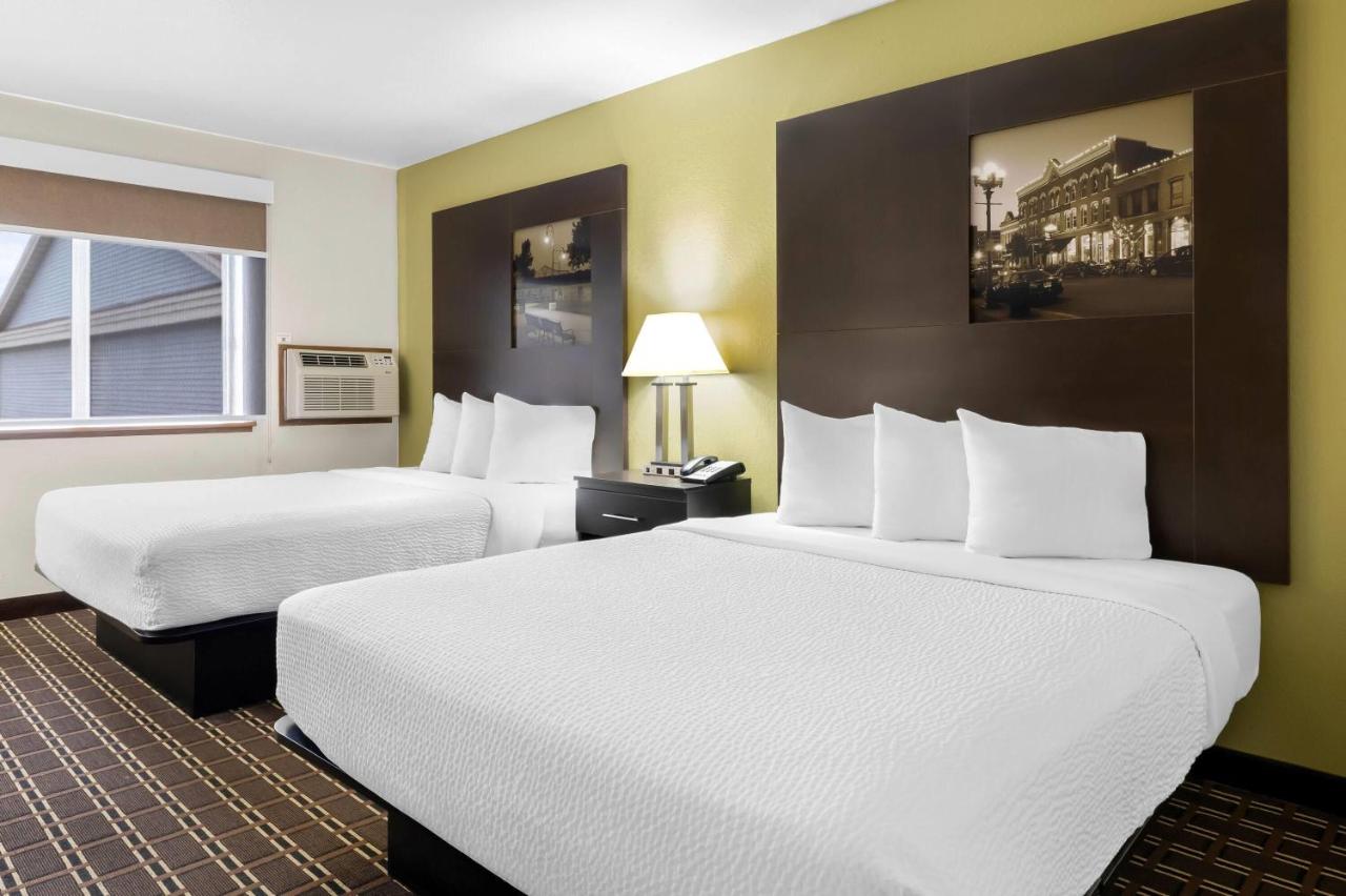 Queen Room - Disability Access/Non-Smoking at Super 8 by Wyndham La Crosse