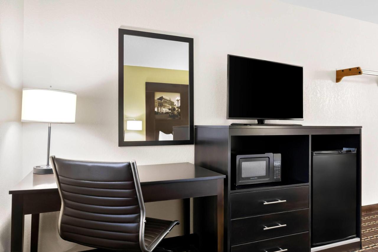 Queen Room - Non-Smoking at Super 8 by Wyndham La Crosse