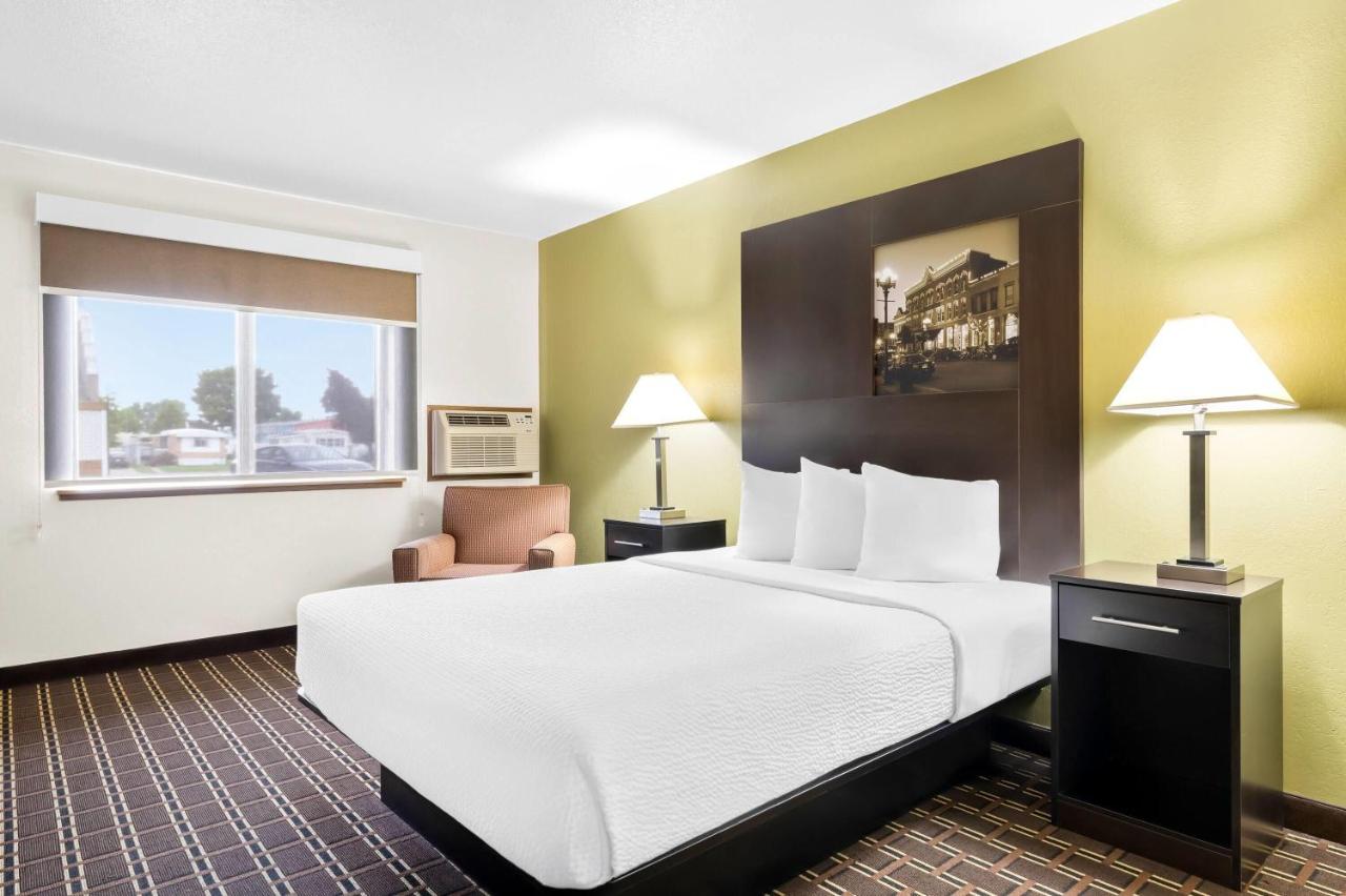 Queen Room - Non-Smoking at Super 8 by Wyndham La Crosse