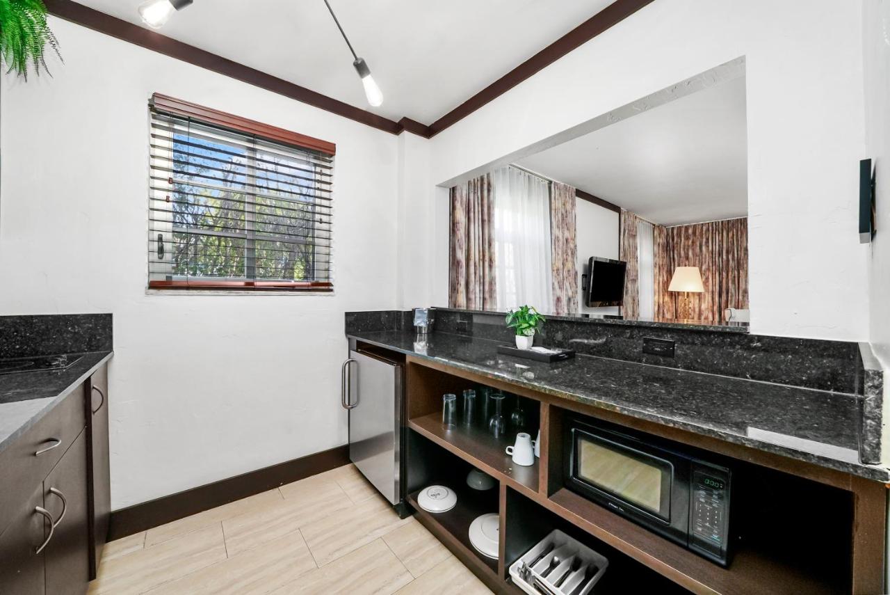  | Lincoln Arms Suites