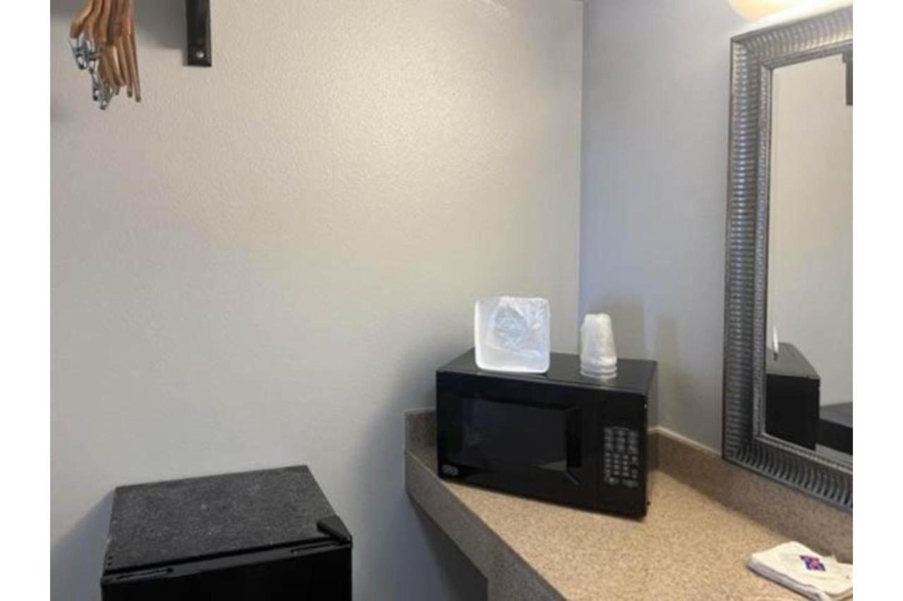 | Motel 6 Riviera Beach, FL