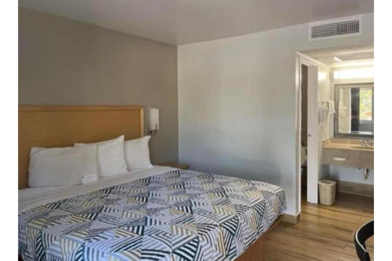 | Motel 6 Riviera Beach, FL