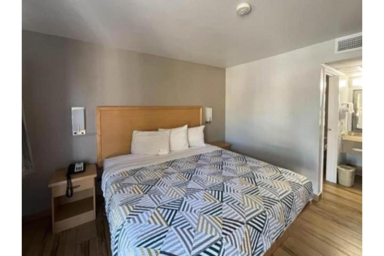 | Motel 6 Riviera Beach, FL
