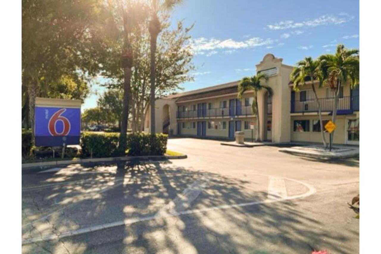 | Motel 6 Riviera Beach, FL