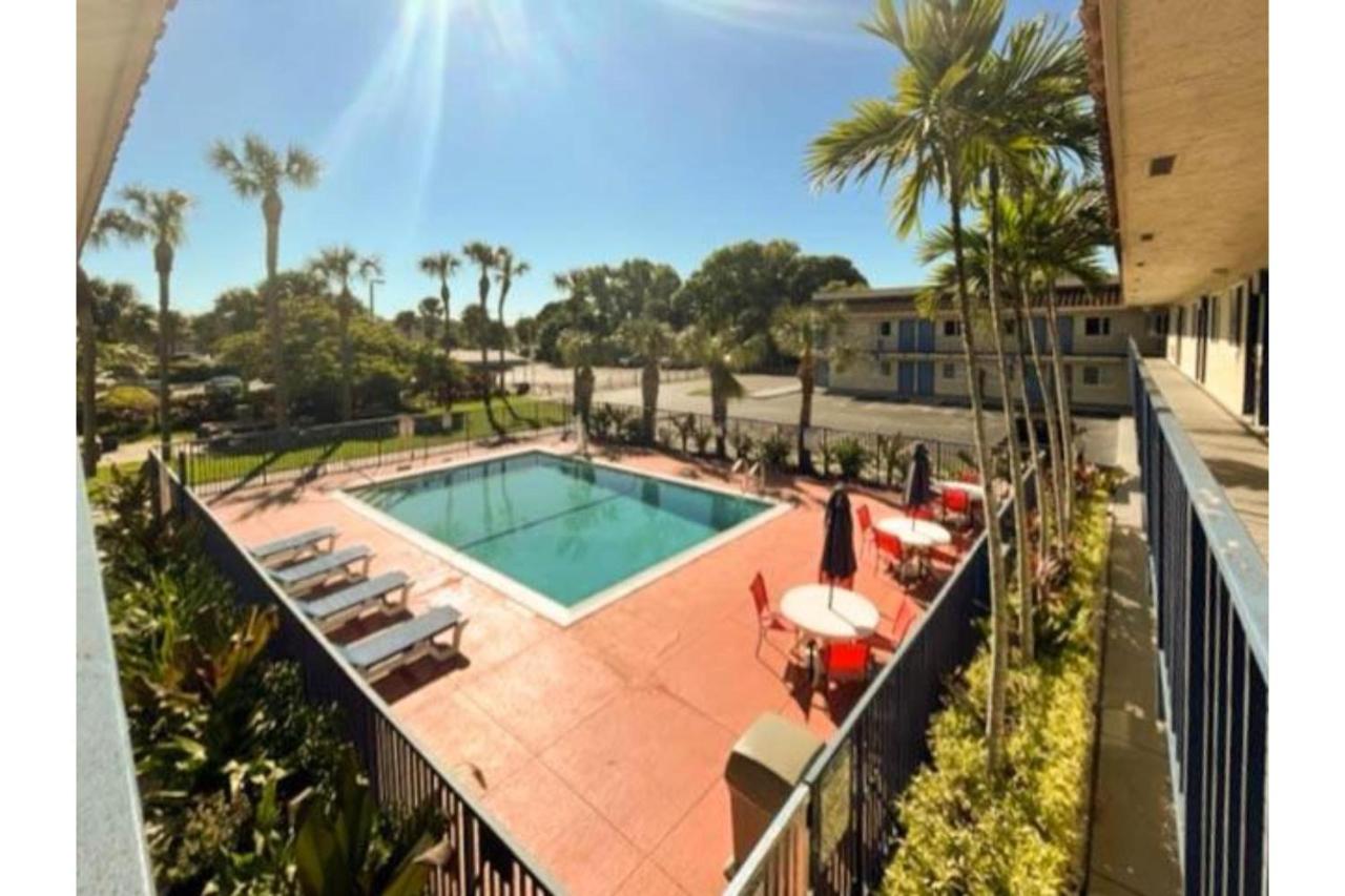| Motel 6 Riviera Beach, FL