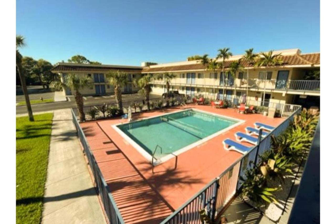 | Motel 6 Riviera Beach, FL