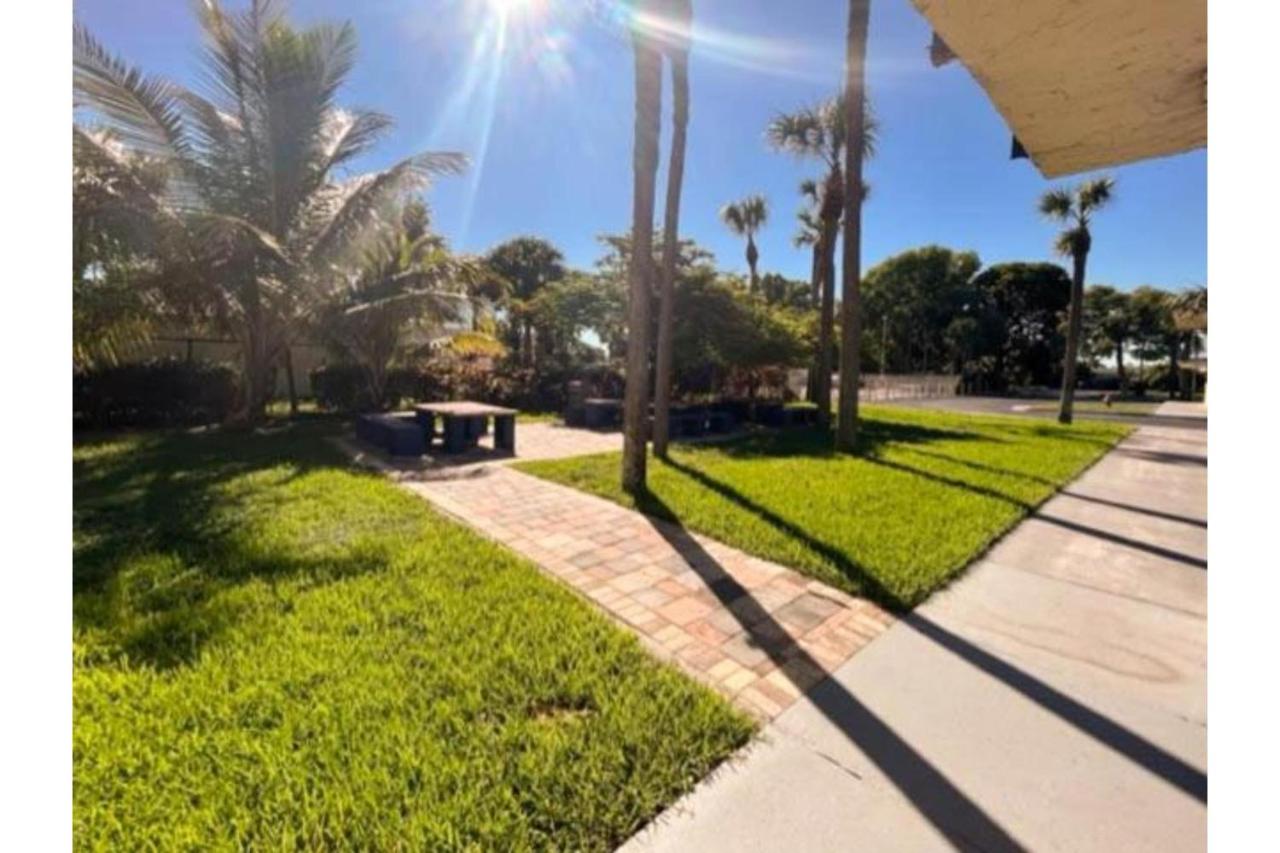 | Motel 6 Riviera Beach, FL