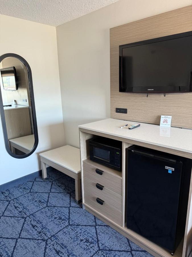 King Room at La Quinta Inn & Suites by Wyndham Columbia