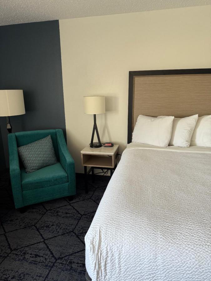 King Room at La Quinta Inn & Suites by Wyndham Columbia