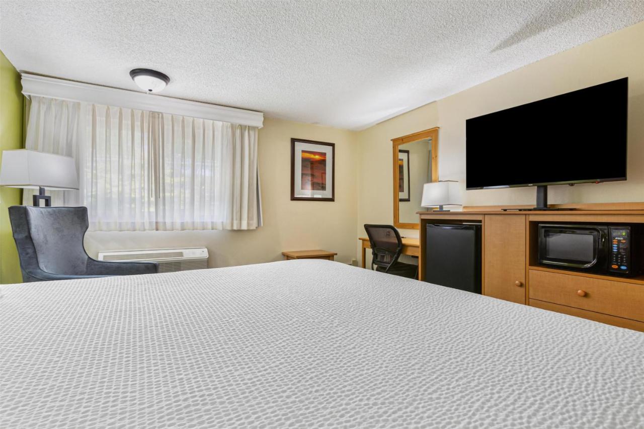 Deluxe King Room - Non Smoking at Best Western Hi-desert Inn