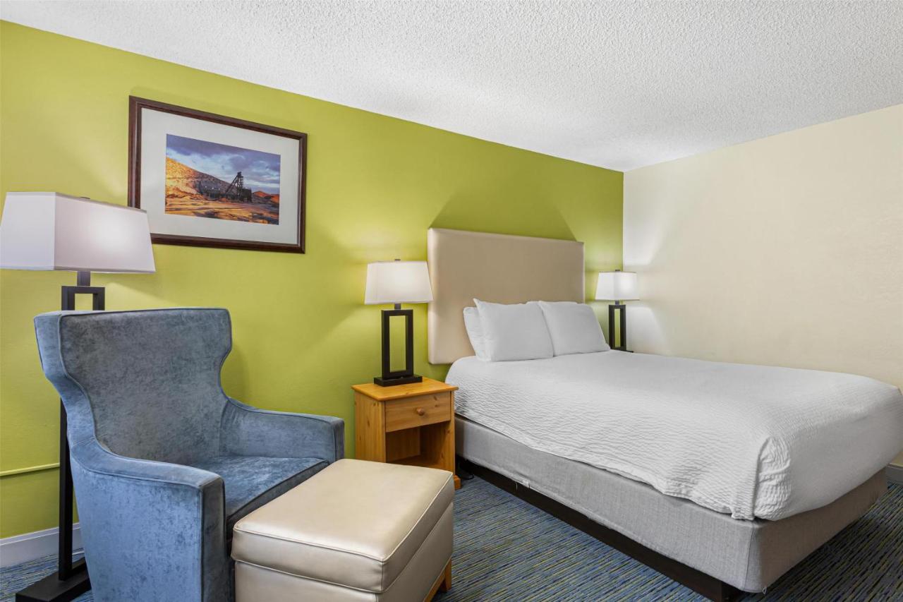 Deluxe Queen Room - Non Smoking  at Best Western Hi-desert Inn