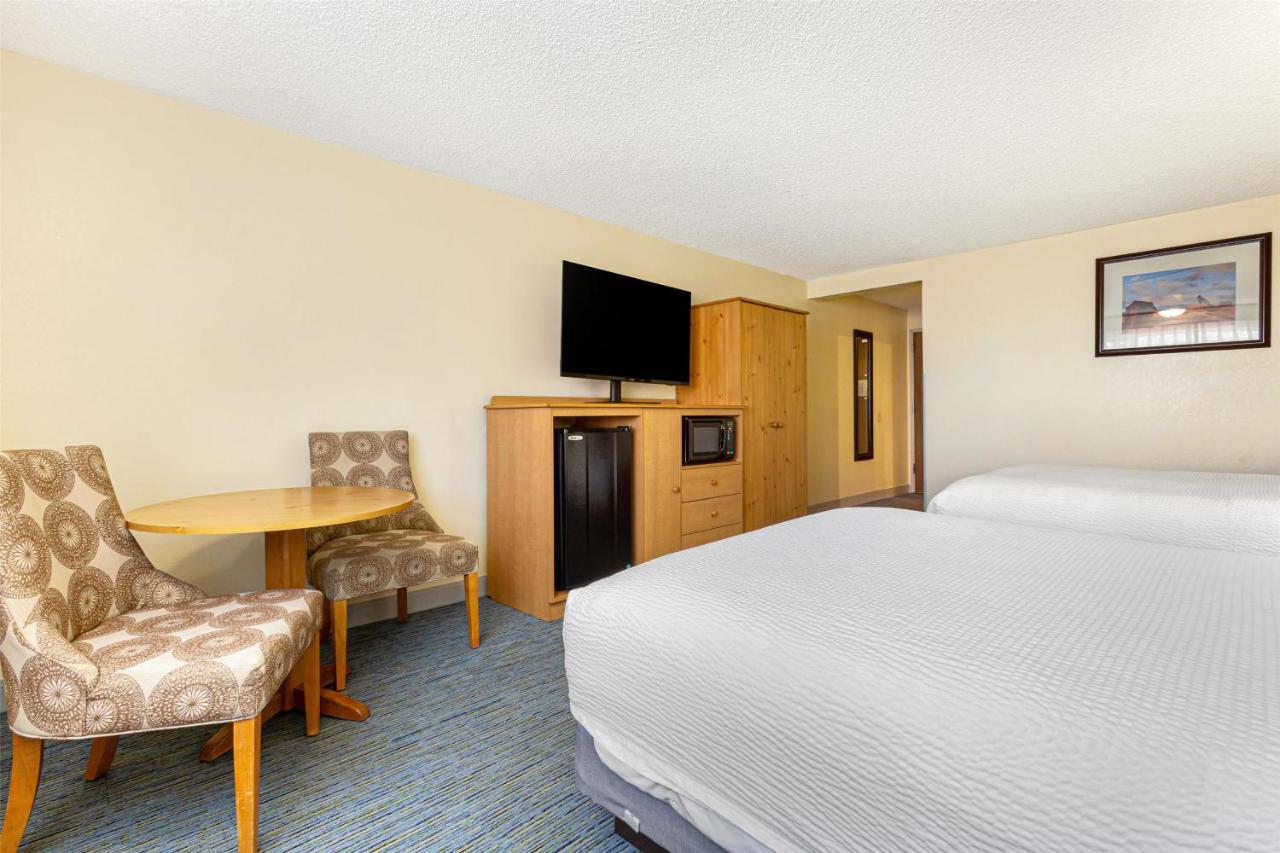 Queen Room with Two Queen Beds with Roll-in Shower - Non smoking at Best Western Hi-desert Inn