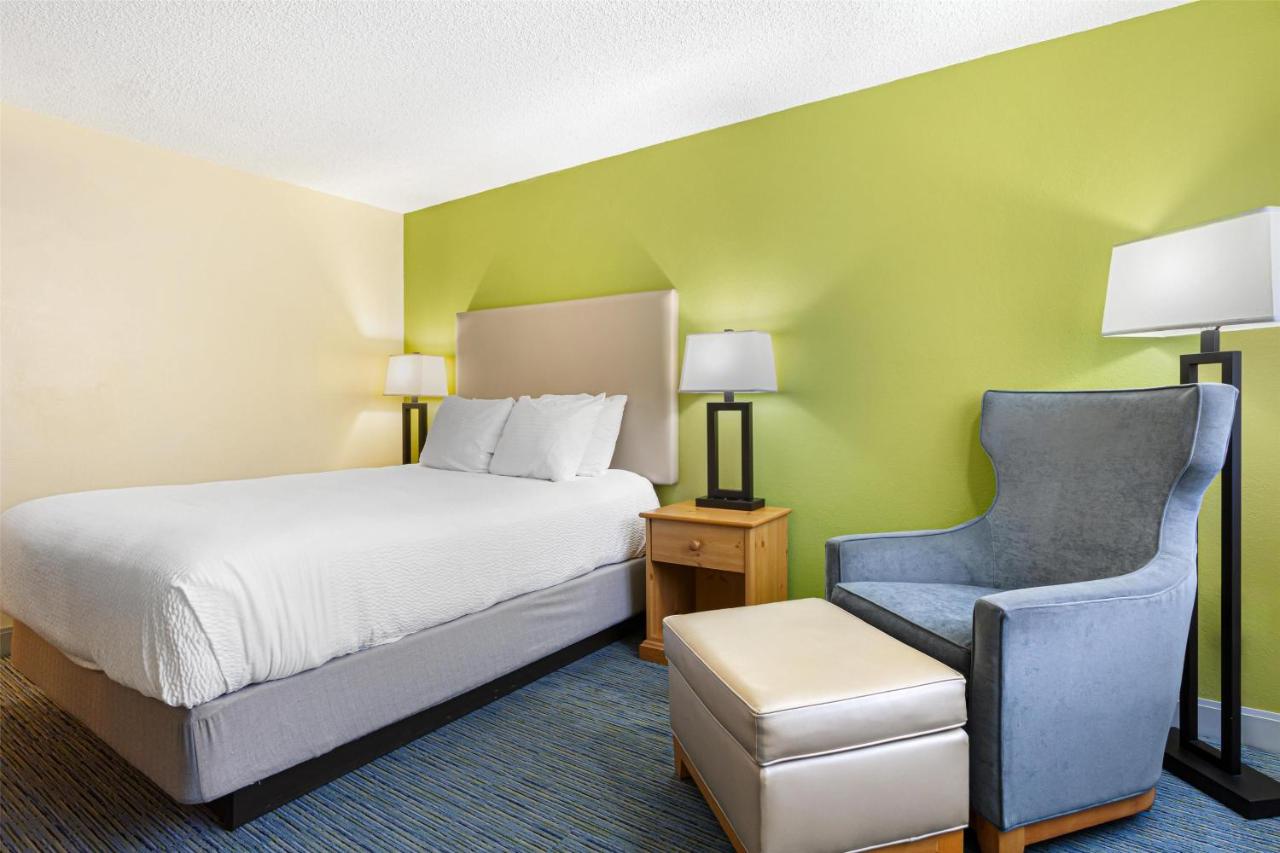 Queen Room - Disability Access - Non Smoking at Best Western Hi-desert Inn