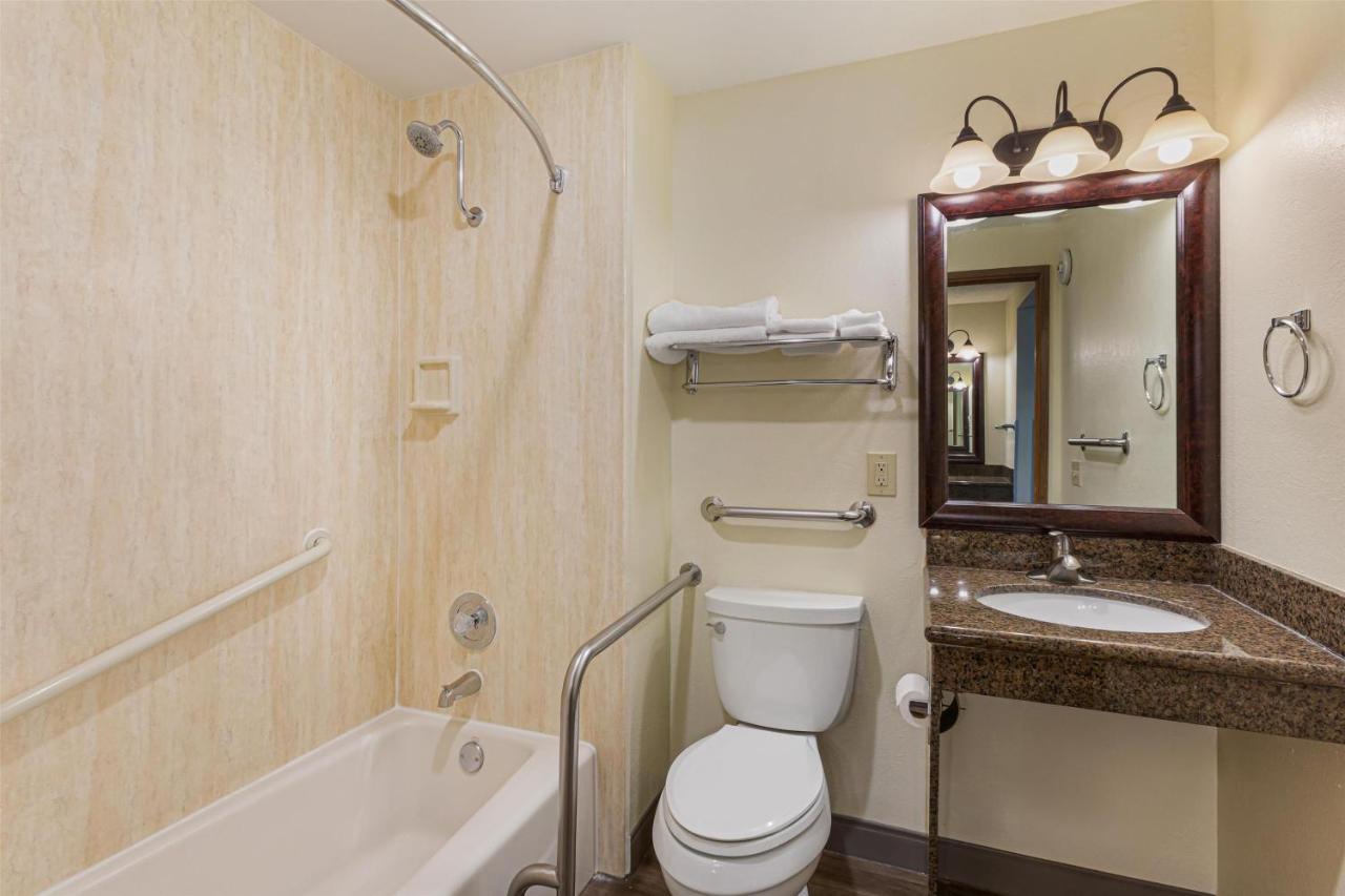 Queen Room - Disability Access - Non Smoking at Best Western Hi-desert Inn