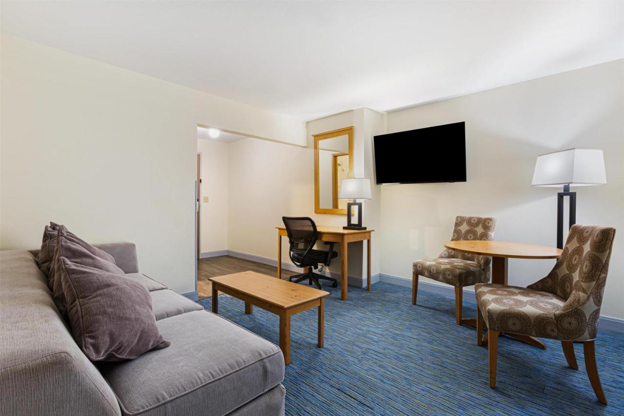 Deluxe Queen Suite - Non Smoking at Best Western Hi-desert Inn