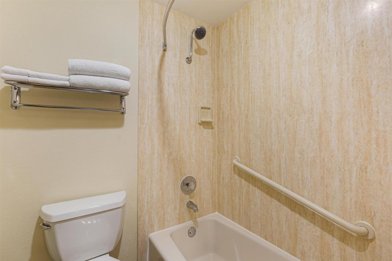 Deluxe Queen Suite - Non Smoking at Best Western Hi-desert Inn