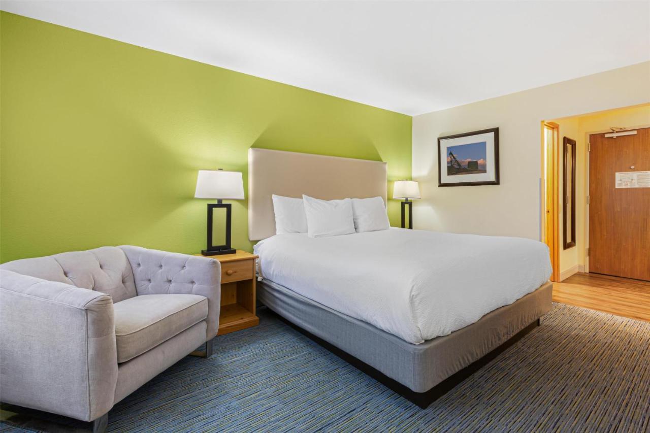 Deluxe King Suite - Non Smoking at Best Western Hi-desert Inn