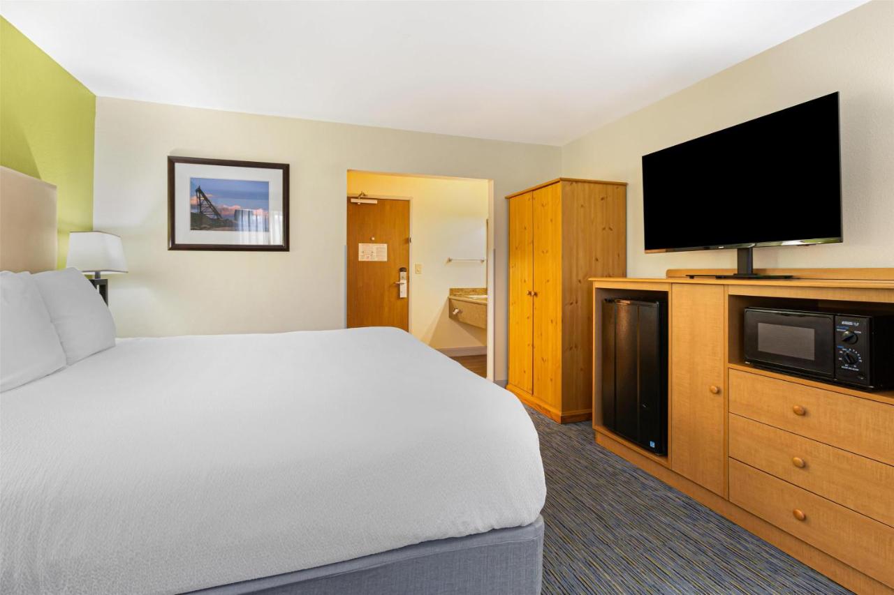 Deluxe King Suite - Non Smoking at Best Western Hi-desert Inn
