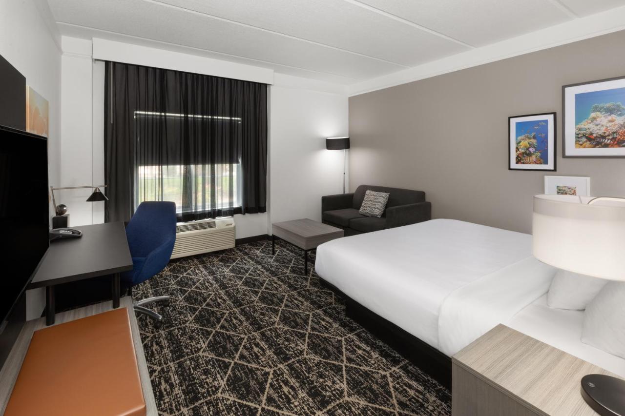 King Room at La Quinta Inn & Suites by Wyndham Houston Bush IAH South