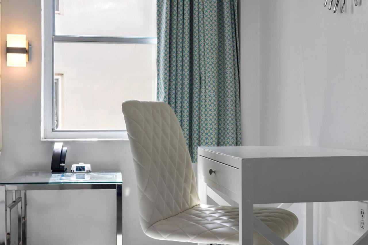 Deluxe King Room at Beacon Hotel South Beach