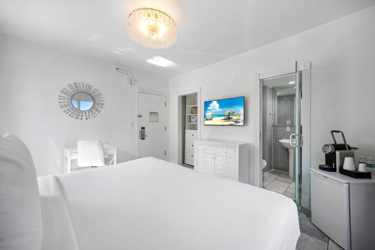 Deluxe King Room at Beacon Hotel South Beach