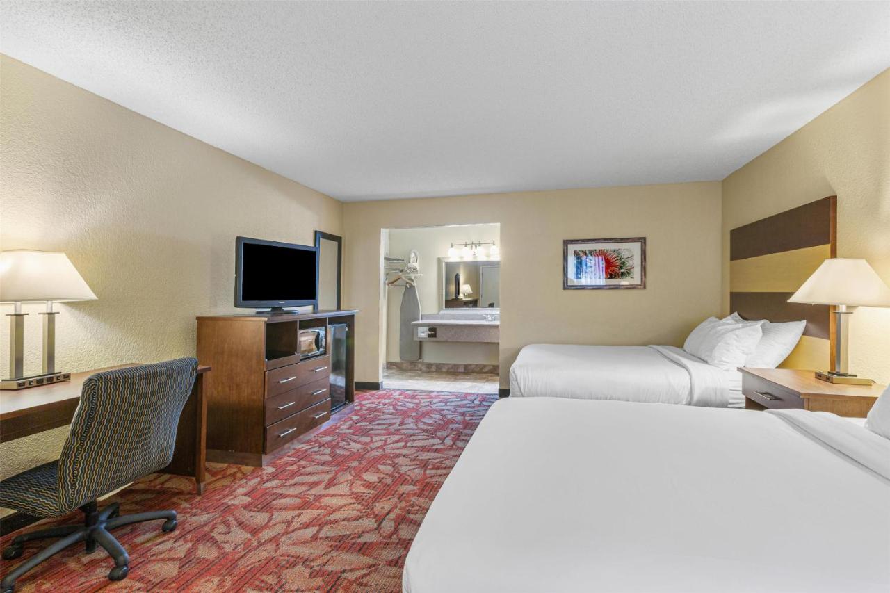 Queen Room with Two Queen Beds - Smoking at Best Western Pine Springs Inn