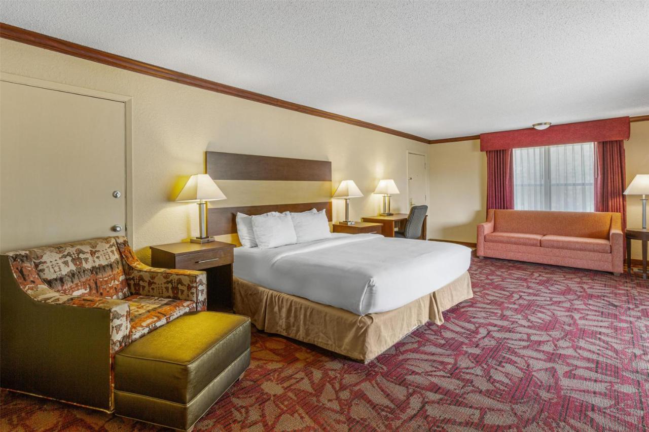Junior King Suite with Pool View - Non-Smoking at Best Western Pine Springs Inn