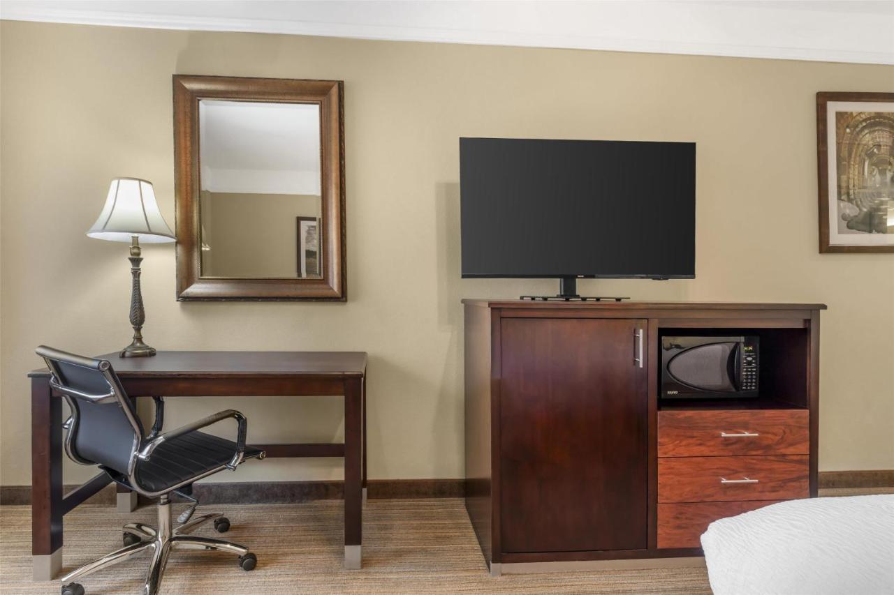 King Room - Non-Smoking at Best Western Plus Monica Royale Inn & Suites
