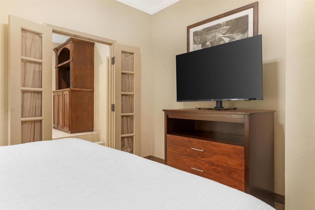 Honeymoon Suite - Non-Smoking at Best Western Plus Monica Royale Inn & Suites