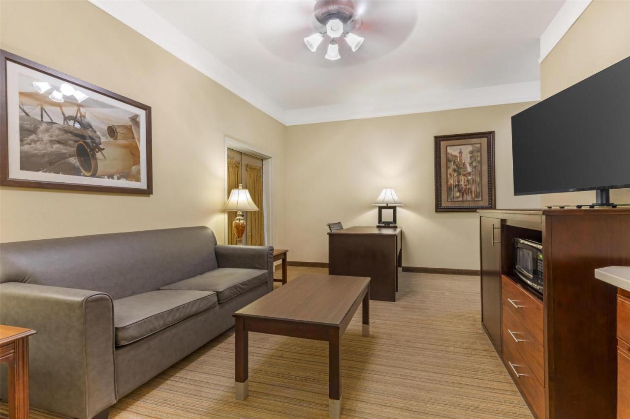 Honeymoon Suite - Non-Smoking at Best Western Plus Monica Royale Inn & Suites